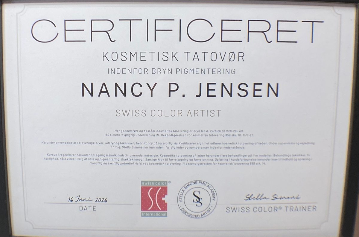 Certifikat: Nancy P. Jensen, certificeret kosmetisk tatovør indenfor bryn pigmentering, Swiss Color Artist, Stella Simone PMU Academy, 16. juni 2026